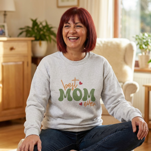 20260407164714-1f132a16-e3fa-666c-9d64-4e9e7b913b2b-2.png Best Mom Ever Sweatshirt — Cute Retro Heart Mother’s Day Crewneck